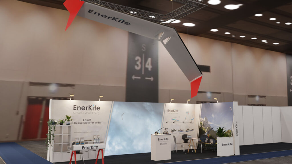 EnerKite-Messestand mit einem großen Energiedrachen, der über dem Stand hängt, auf einer Fachmesse für Windenergie. Der Stand zeigt das EnerKite-Logo und Produktinformationen zum EK100